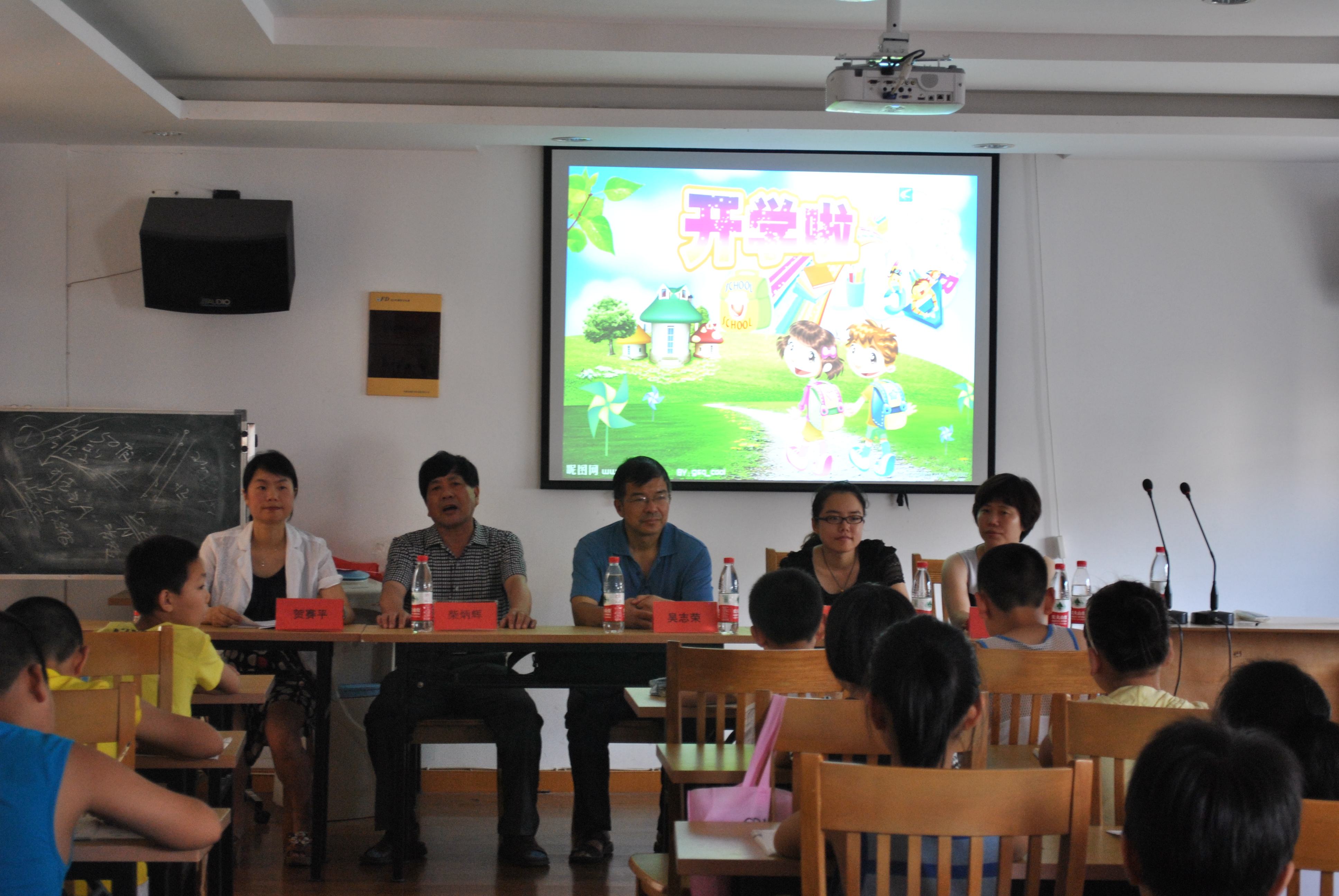 图为:黄鹂社区办公委柴炳辉老师在发表讲话 图为:黄鹂社区办公委柴炳辉老师在发表讲话