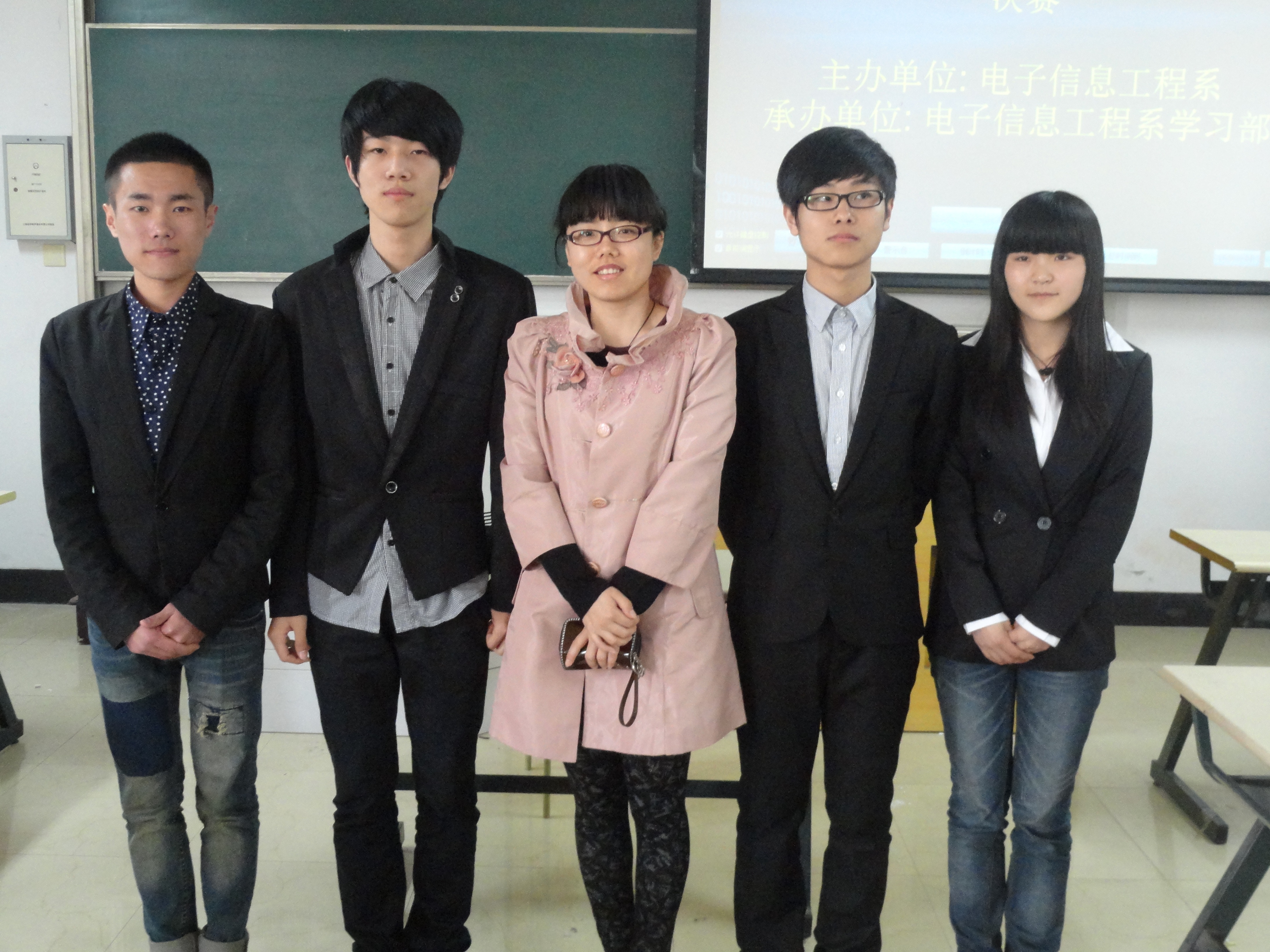 图为：团委陈宇老师与辩手合照