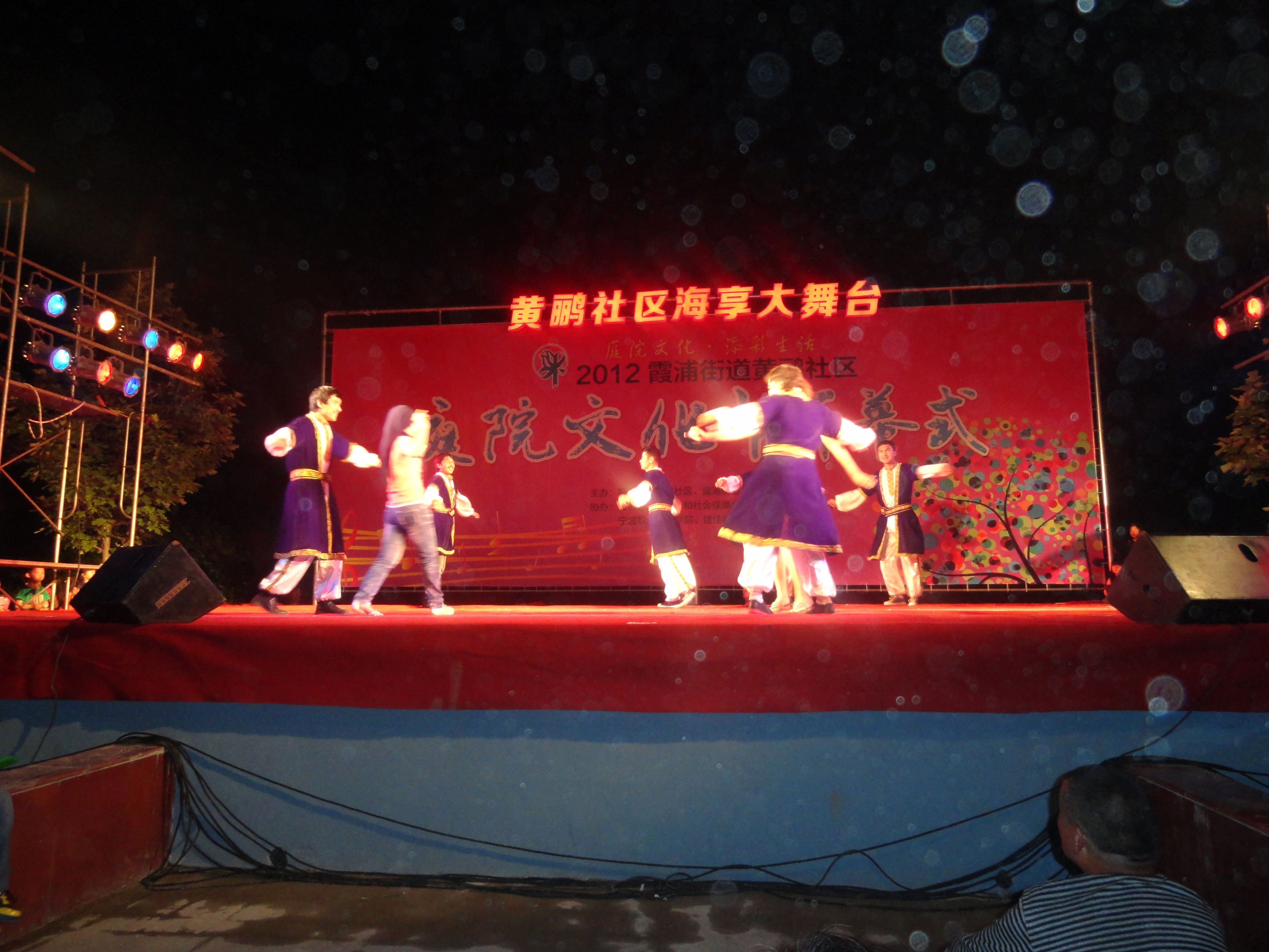 图为：新疆班的同学正在表演舞蹈