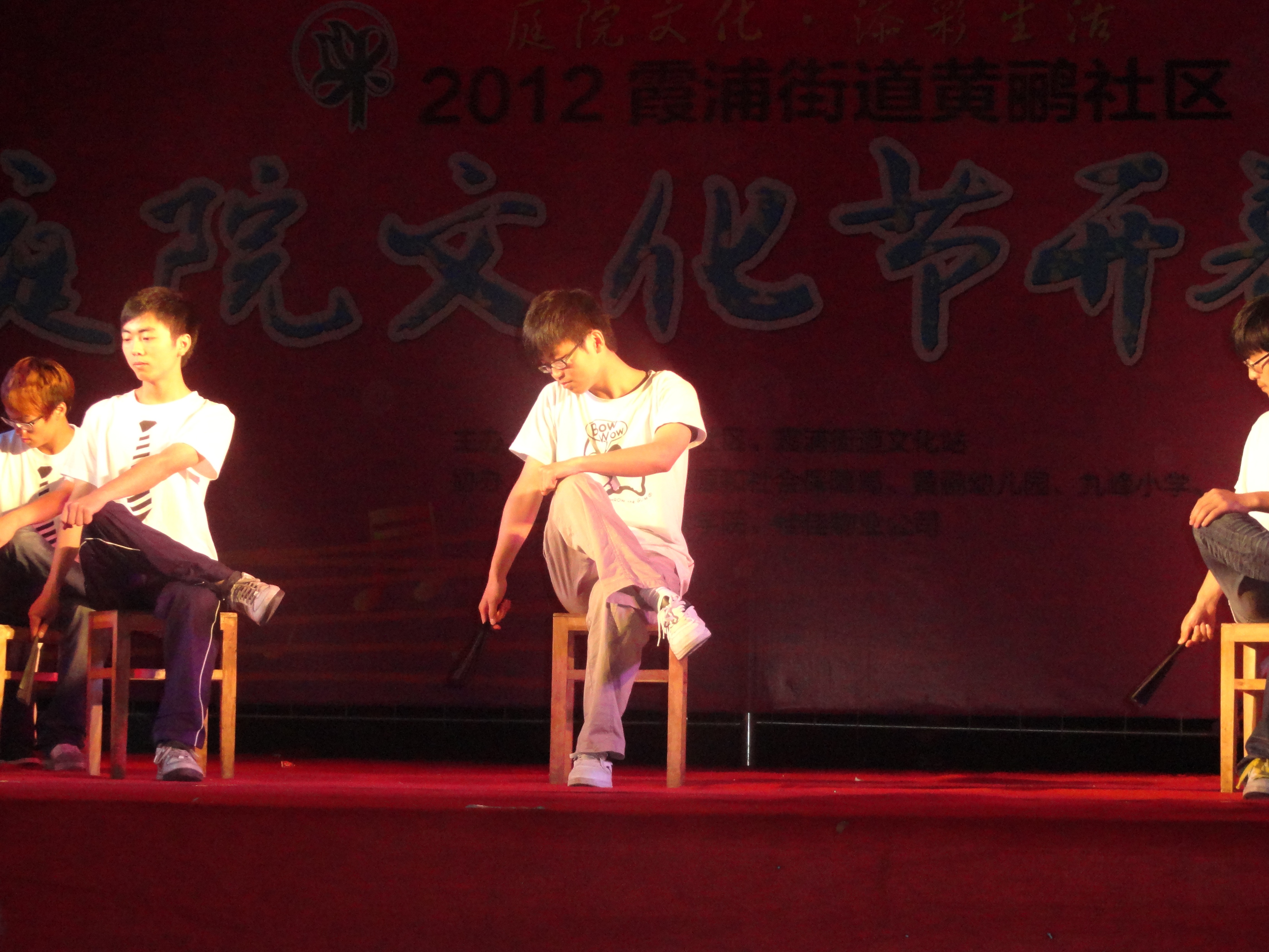 图为：计算机3104的同学正在表演舞蹈