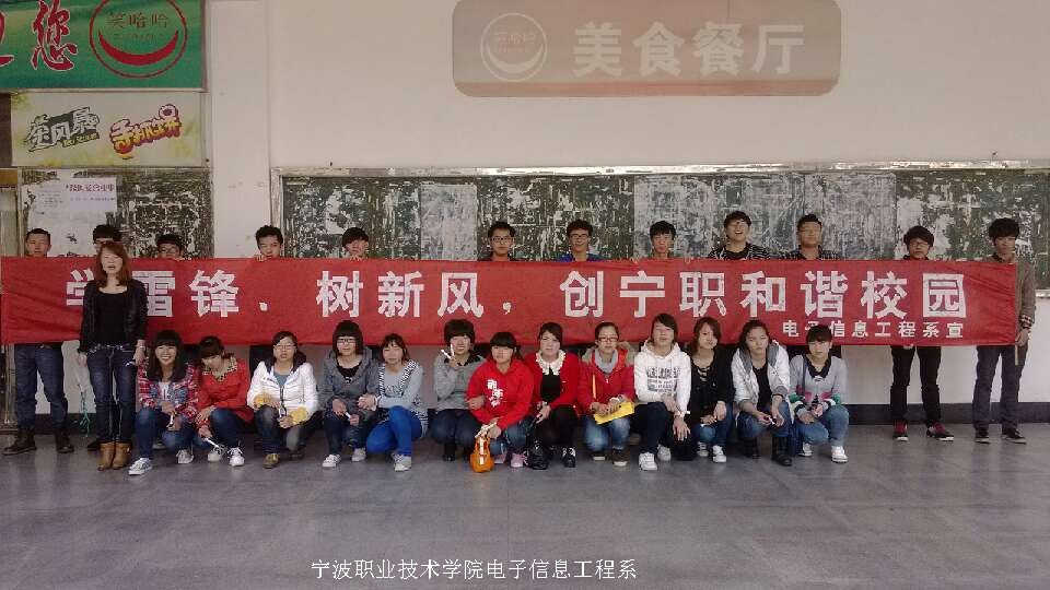 图为：此次签名活动工作人员的合影