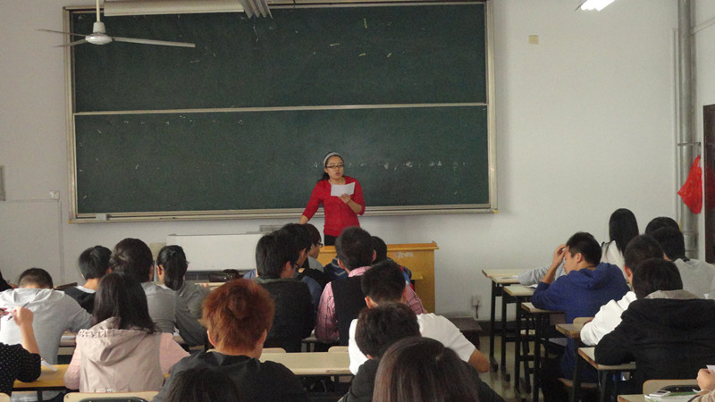 图为：电子信息工程系团委书记陈宇老师在主持会议