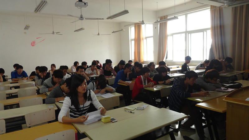 图为：电子信息工程系班长、团支书例会现场