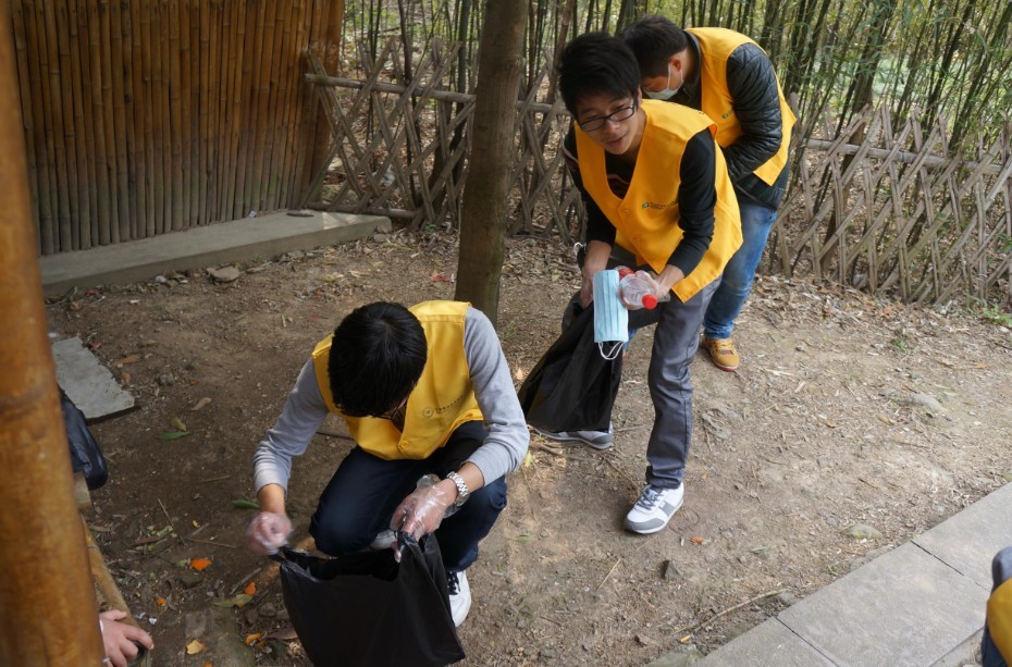 图为志愿者们在九峰山景区进行环保活动