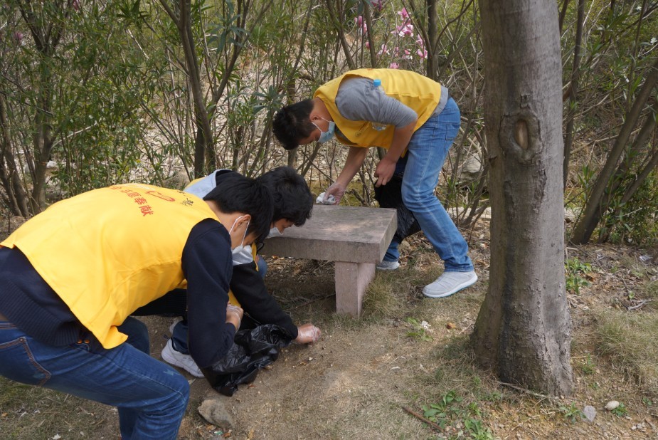 图为志愿者们在九峰山景区进行环保活动