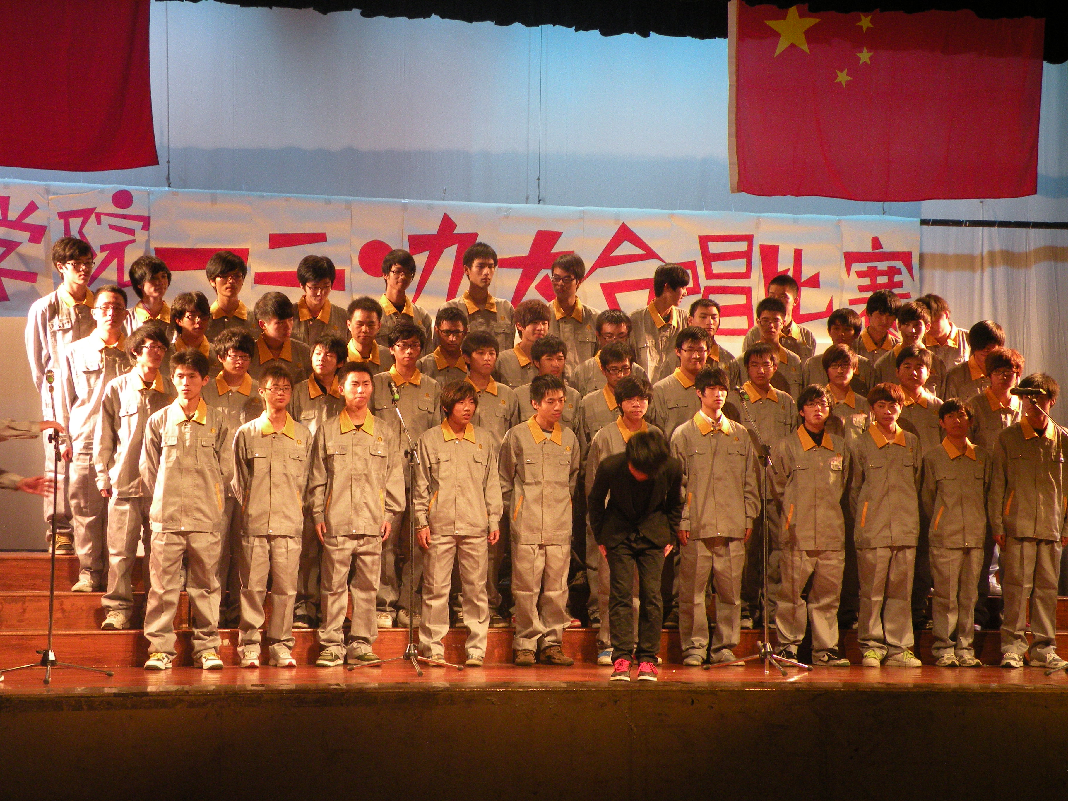 图为：机电3111合唱团