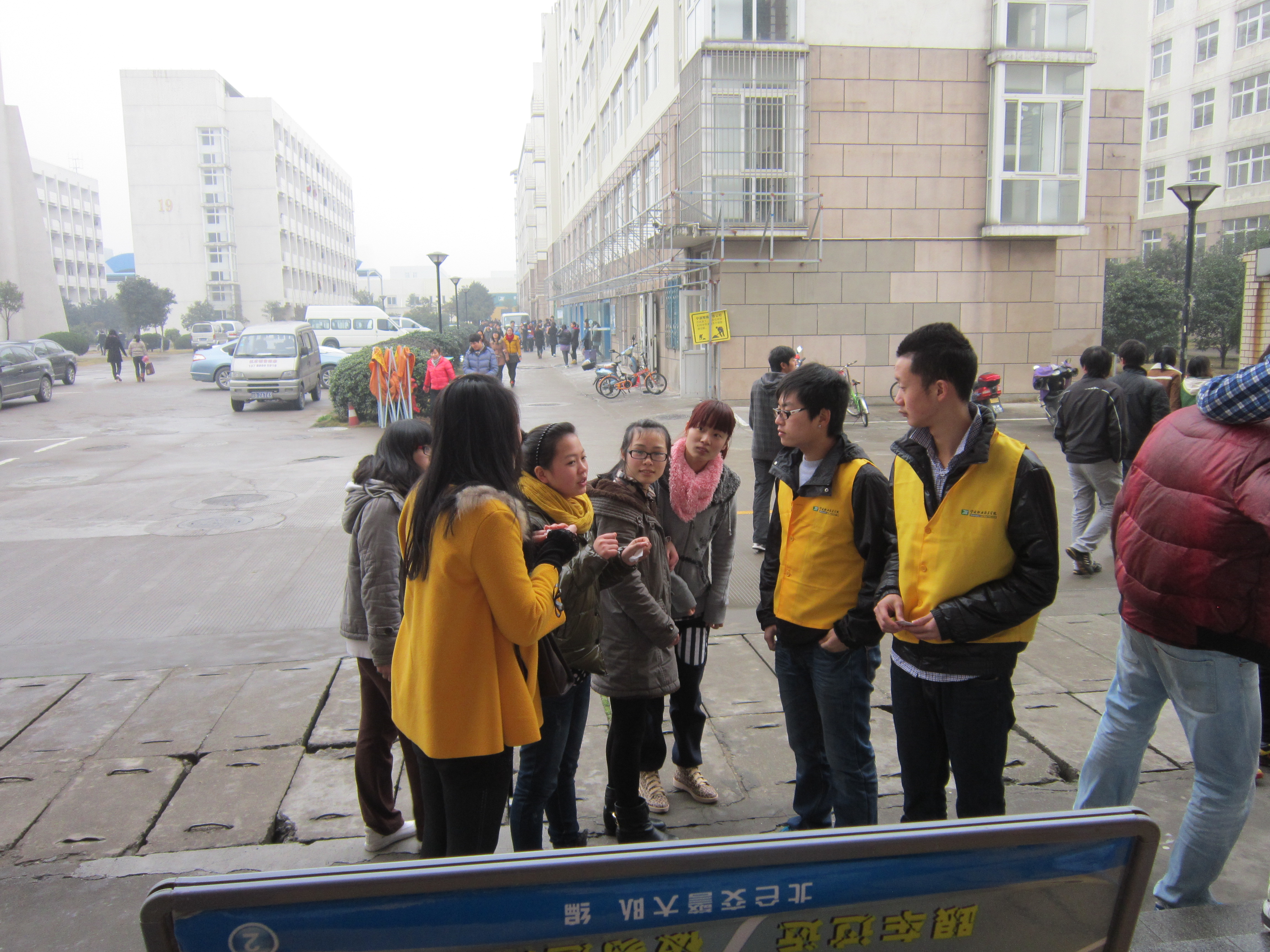 图为：志愿者正在宣传