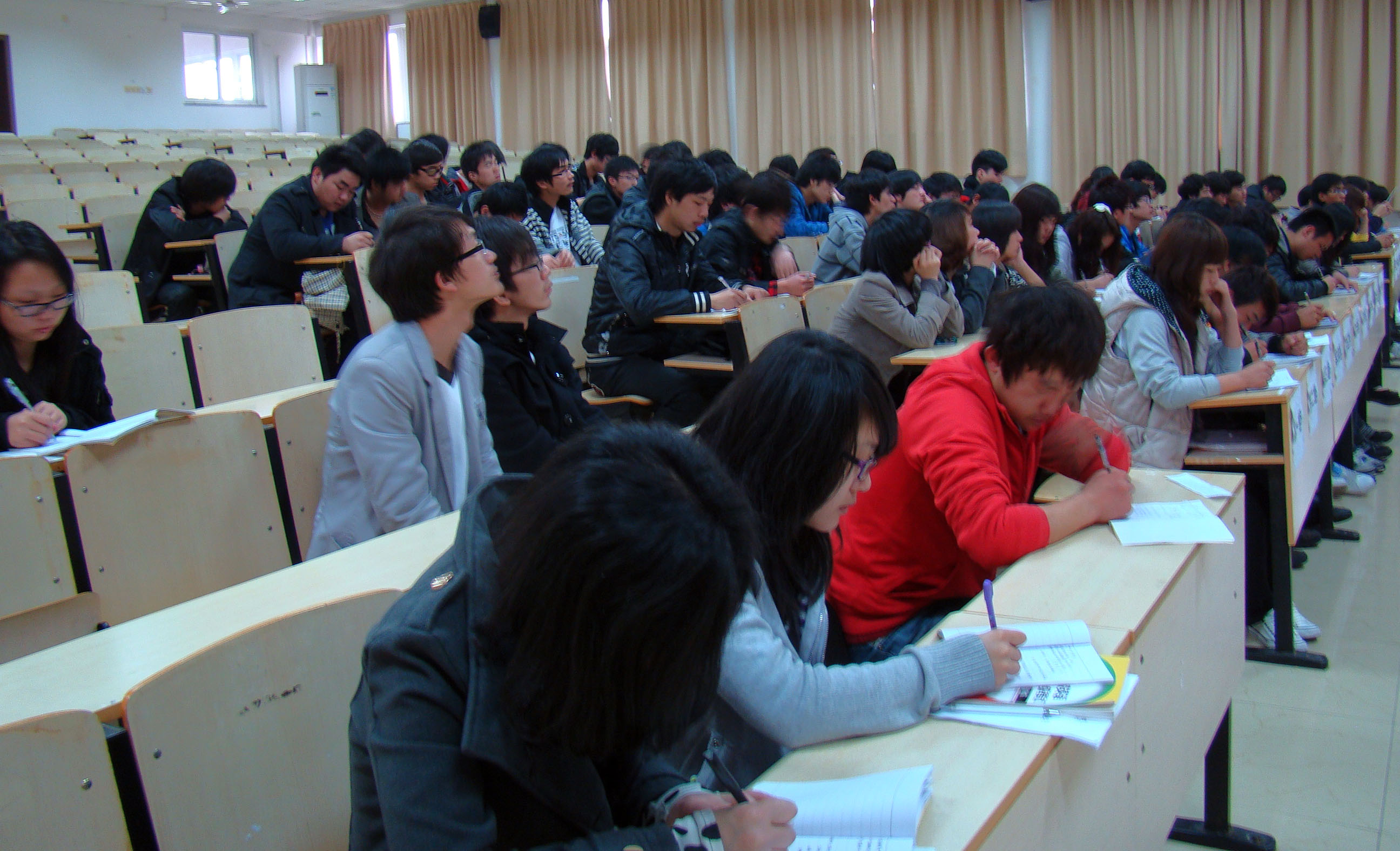 图为：同学们在认真听讲