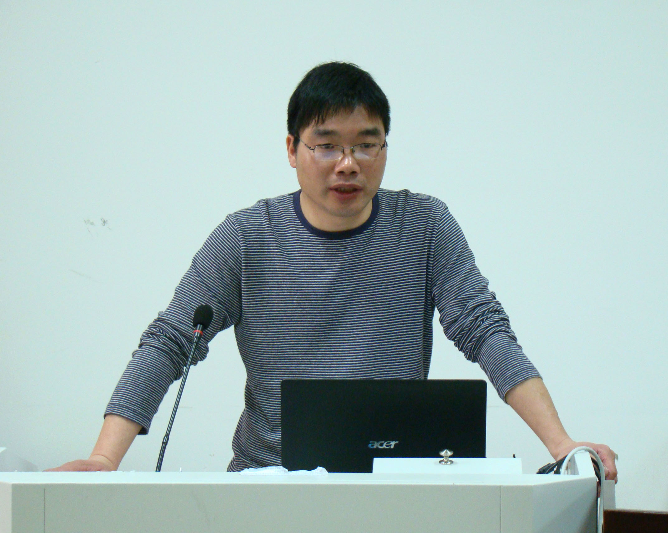 图为：徐老师在给学生干部讲课