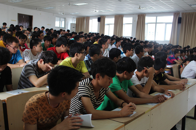 同学们在认真地听老师讲话 同学们在认真地听老师讲话