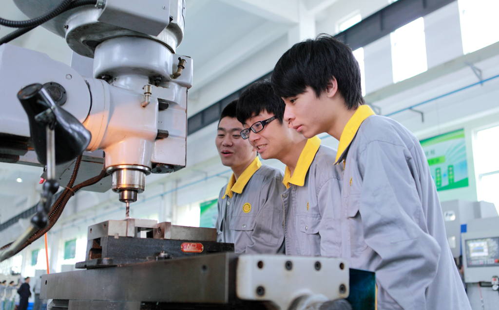 图为海天班学生在海天集团提供的教学设备前实训