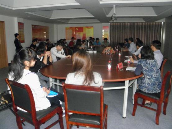 图为：电子系期中座谈会现场