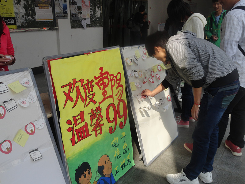 图为:同学们在KT板上贴上自己的祝福话语 图为:同学们在KT板上贴上自己的祝福话语