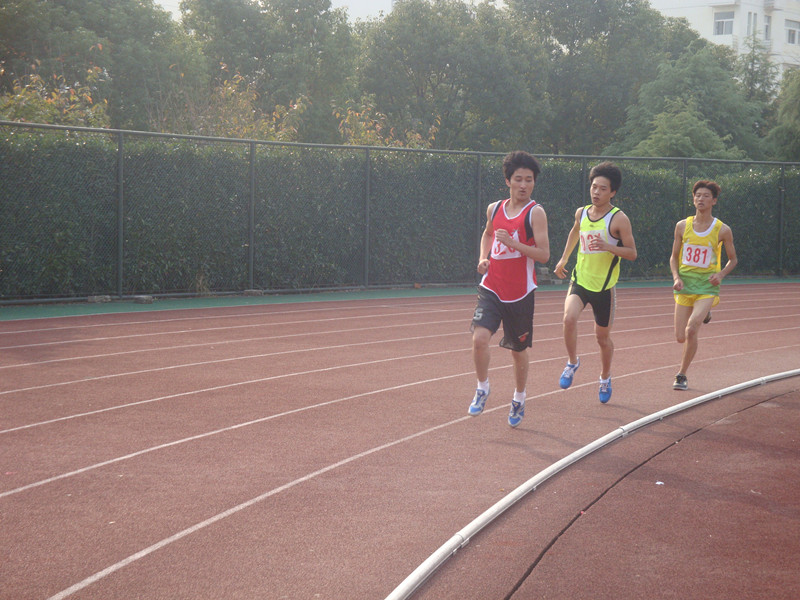 图为：运动员们在激烈的参加1500米比赛