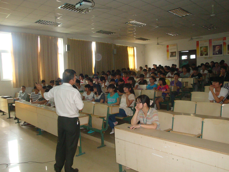 图为：同学们正在聚精会神地聆听吴主任的讲解