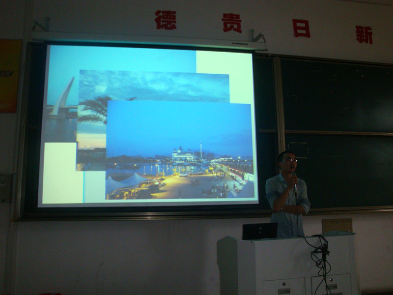 图为：倪鑫锋学长正在向大家展示台湾的风土人情