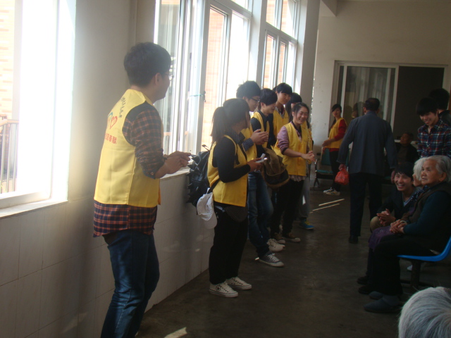 志愿者为老人们表演唱歌节目