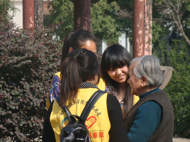 志愿者正在与老人聊天