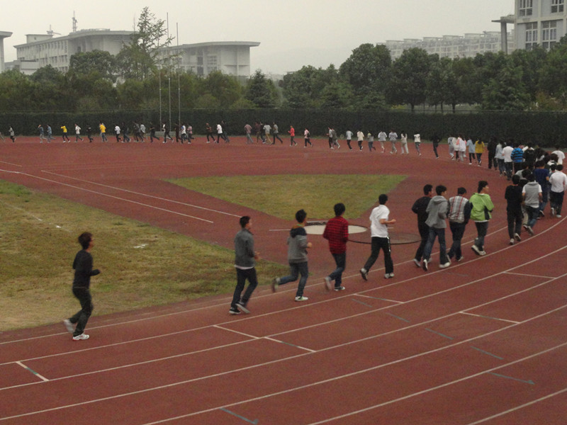 图为：同学们在有序的进行热身运动