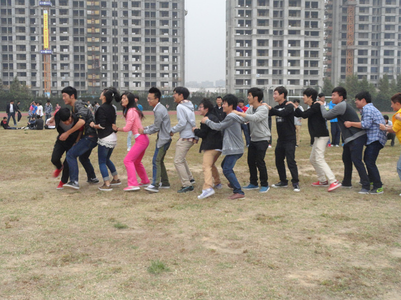 图为：同学们在做集体游戏