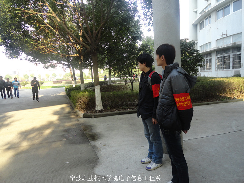 图为:电子信息工程系团委学生会纪检部的同学在站岗