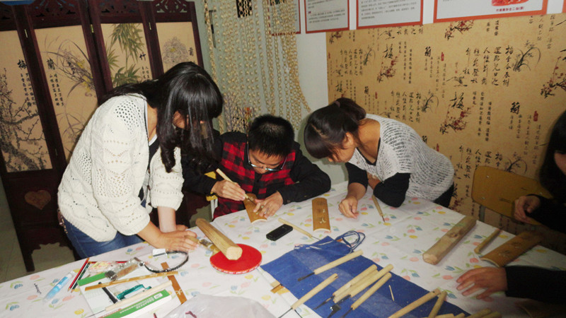 图为：同学们在认真学习竹刻艺术