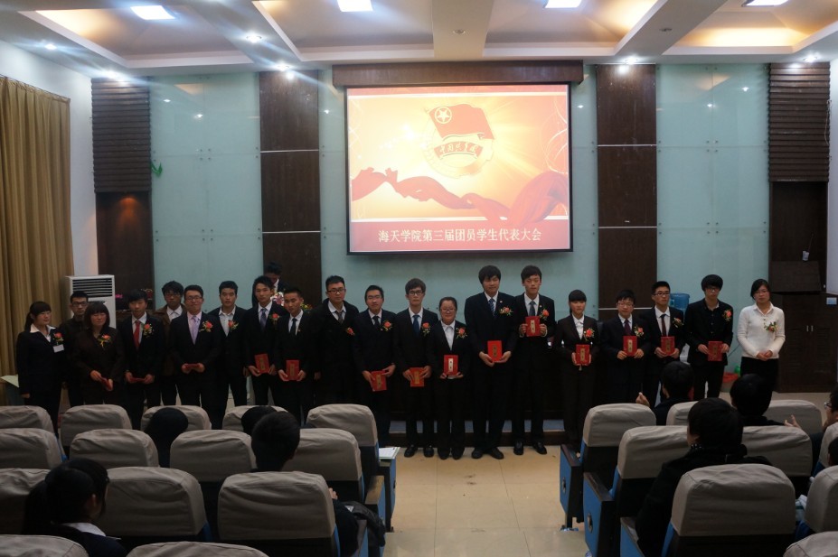 图为我系新一届的团学委员