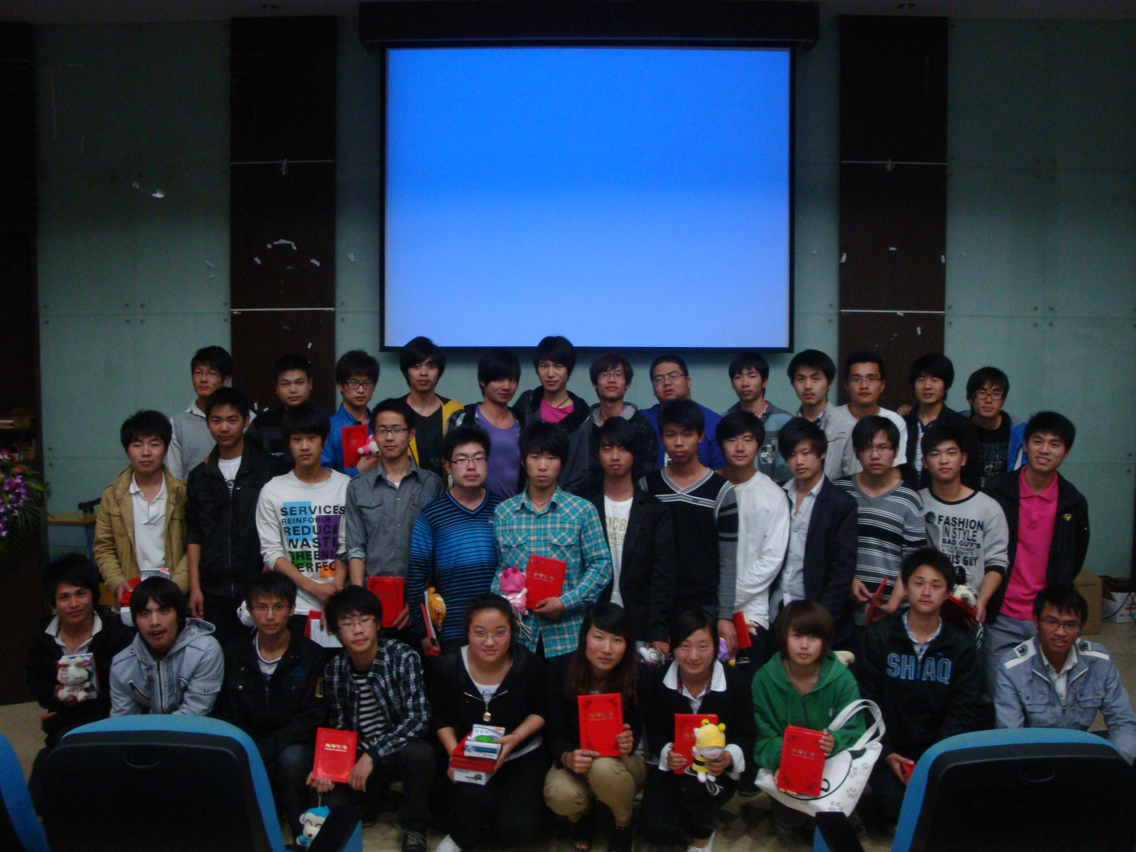 电子信息工程技能大赛获奖者上台领奖