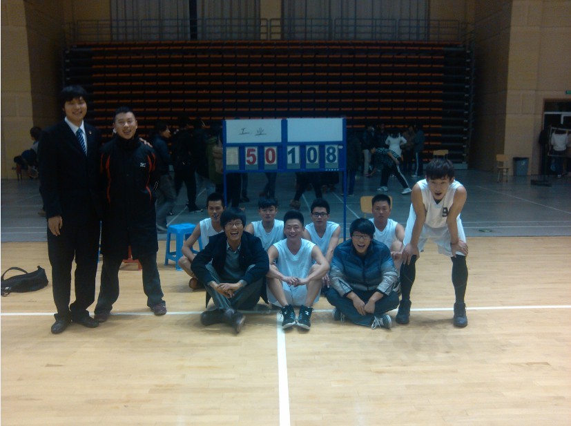 图为我系篮球代表队球员合影