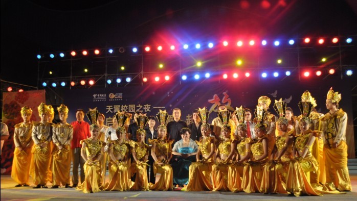 领导与演员合影