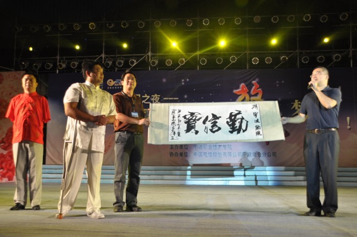 口写书法――“勤、信、实”校训