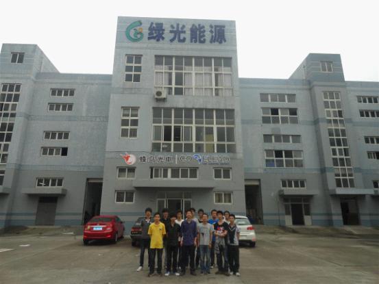 图为：胡老师同学们和绿光能源公司李老师合影