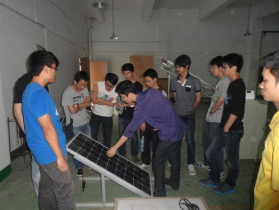 图为：同学们正在聆听绿光能源公司李老师的讲解