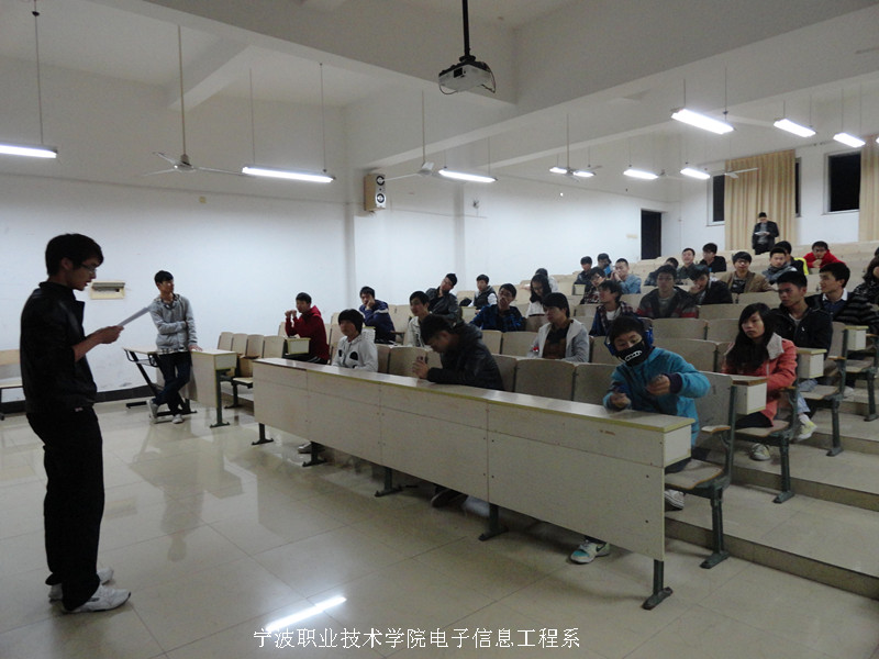 图为:电子信息工程系素质拓展部部长助理宣读注意事项 图为:电子信息工程系素质拓展部部长助理宣读注意事项