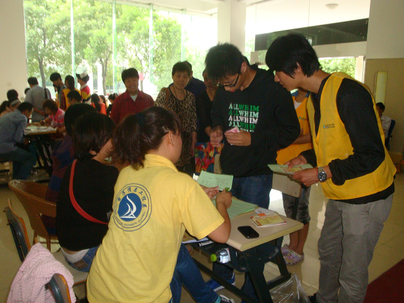 图为：新生在班主任处报到的场景