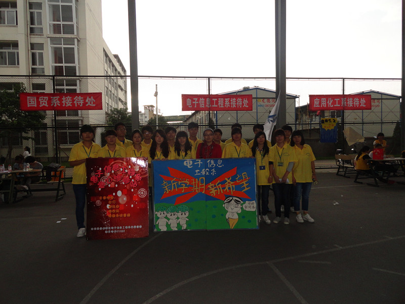 图为：各班班主任助理和陈宇老师的合照