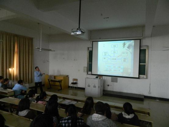 图为：李医生正在向大家讲解刷牙的重要性