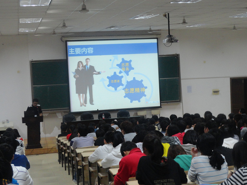 图为：电子信息工程系志愿者部代理部长金力在为同学们讲话 