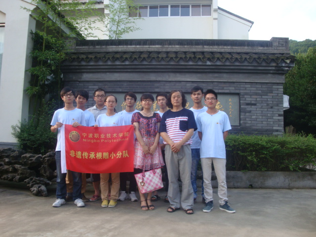 图为：张德和大师和老师、同学们的合影