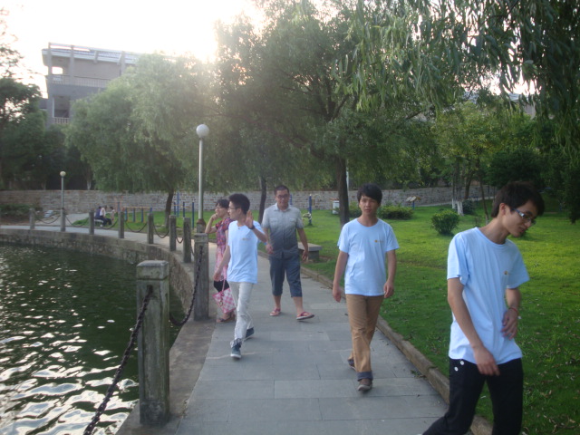 图为：陈宇老师带领同学们参观德和根艺美术馆周围环境