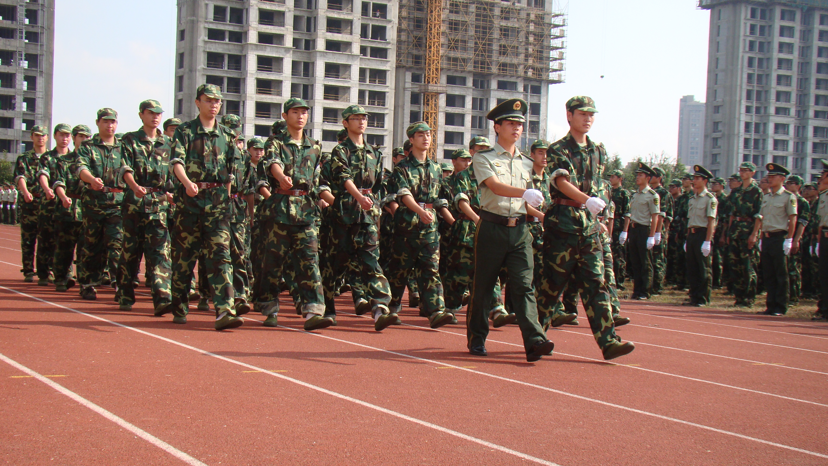 同学们精神饱满地踏着正步
