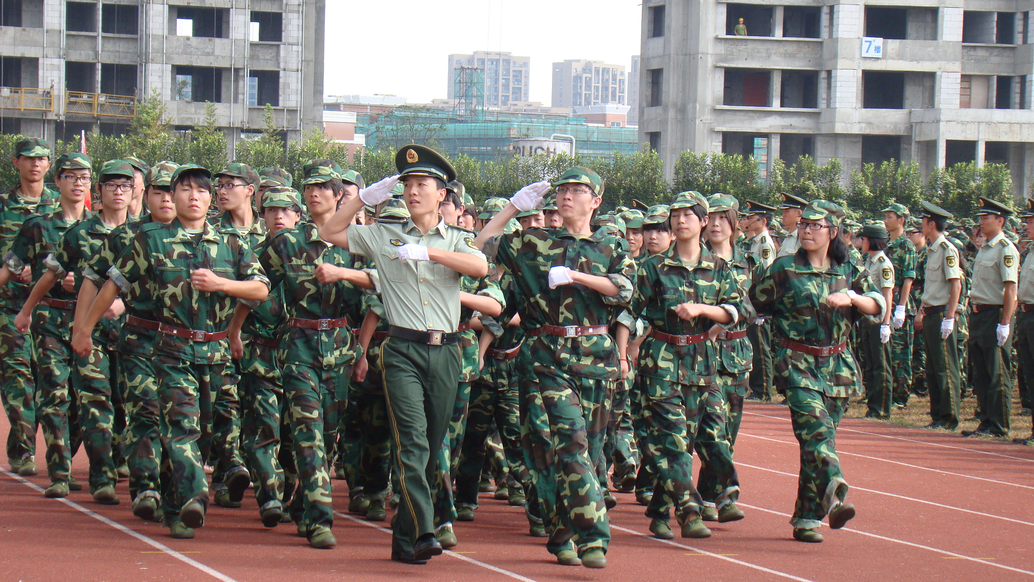 同学们在展示自己努力的成果