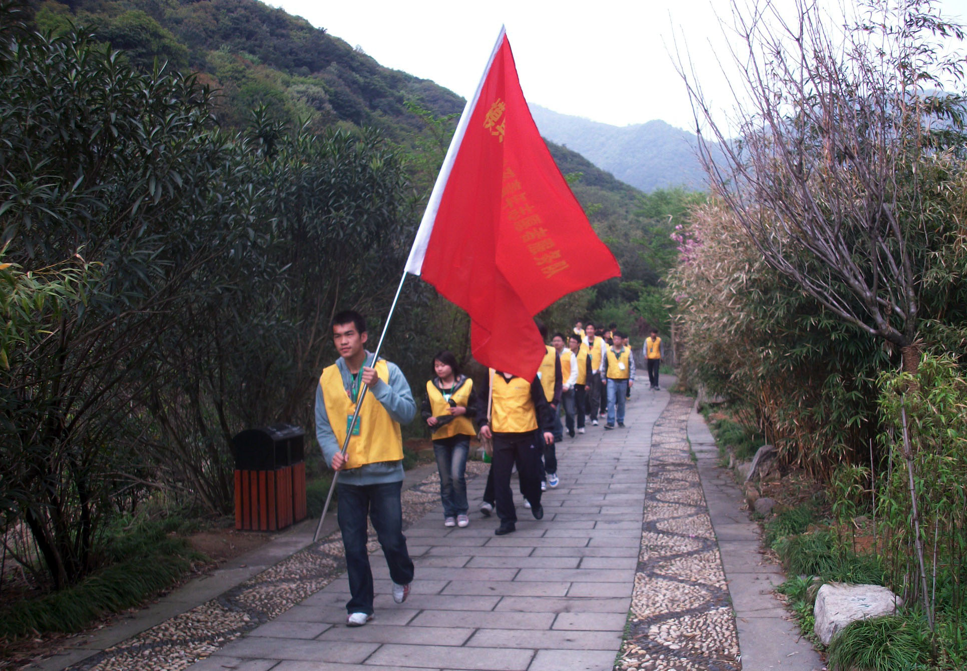 图为：模具系志愿者进入九峰山志愿活动