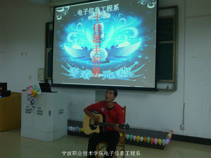 图为：新疆的同学在深情的歌唱 