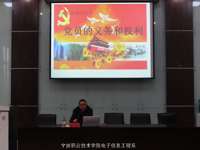 图为：龚友国老师在为同学们讲解