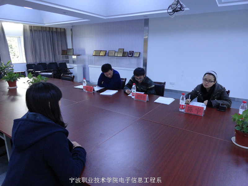 图为：电子信息工程系双代会候选人面试现场 