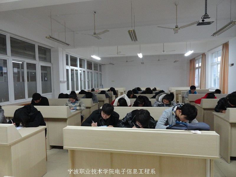 图为：电子信息工程系双代会候选人笔试现场