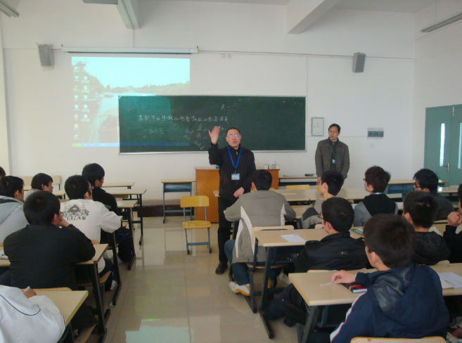 图为吴金梁老师给考生现场讲解