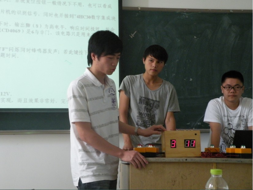 图为：2012海天学院班级特色答辩会现场