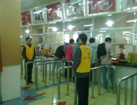 图：志愿者们维持秩序